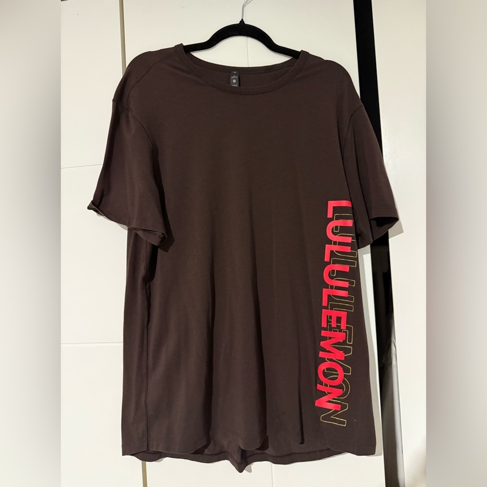 lululemon athletica Men's Dark Brown Tee with Red Logo XL Size